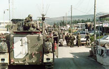 Israeliska trupper på väg genom Naquora